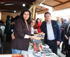 Osmangazi Meydanı’nda düzenlenen 2. Osmangazi Kitap Günleri etkinliğinde kitap stantları ve yazarlar