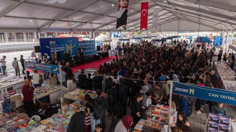 2. Osmangazi Kitap Günleri, kitapseverlerin yoğun ilgisiyle devam ediyor. Ünlü yazar Ahmet Ümit'in konuk olduğu programd