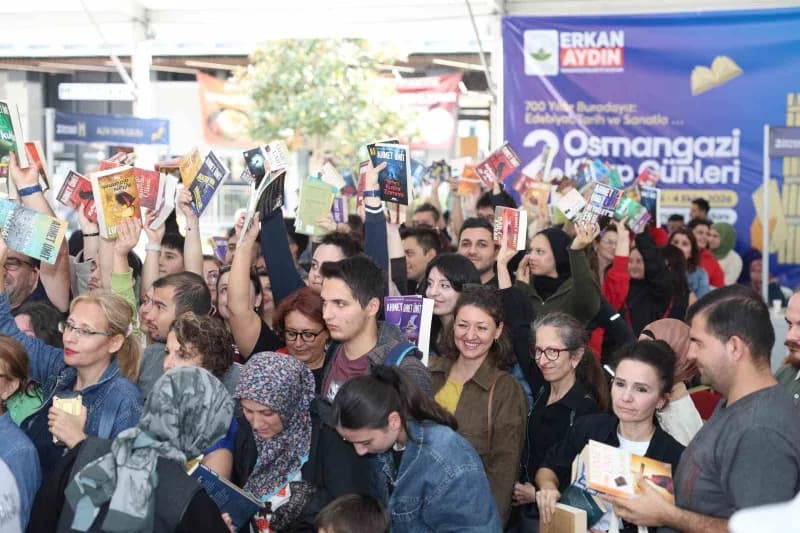 2. Osmangazi Kitap Günleri, kitapseverlerin yoğun ilgisiyle devam ediyor. Ünlü yazar Ahmet Ümit'in konuk olduğu programd