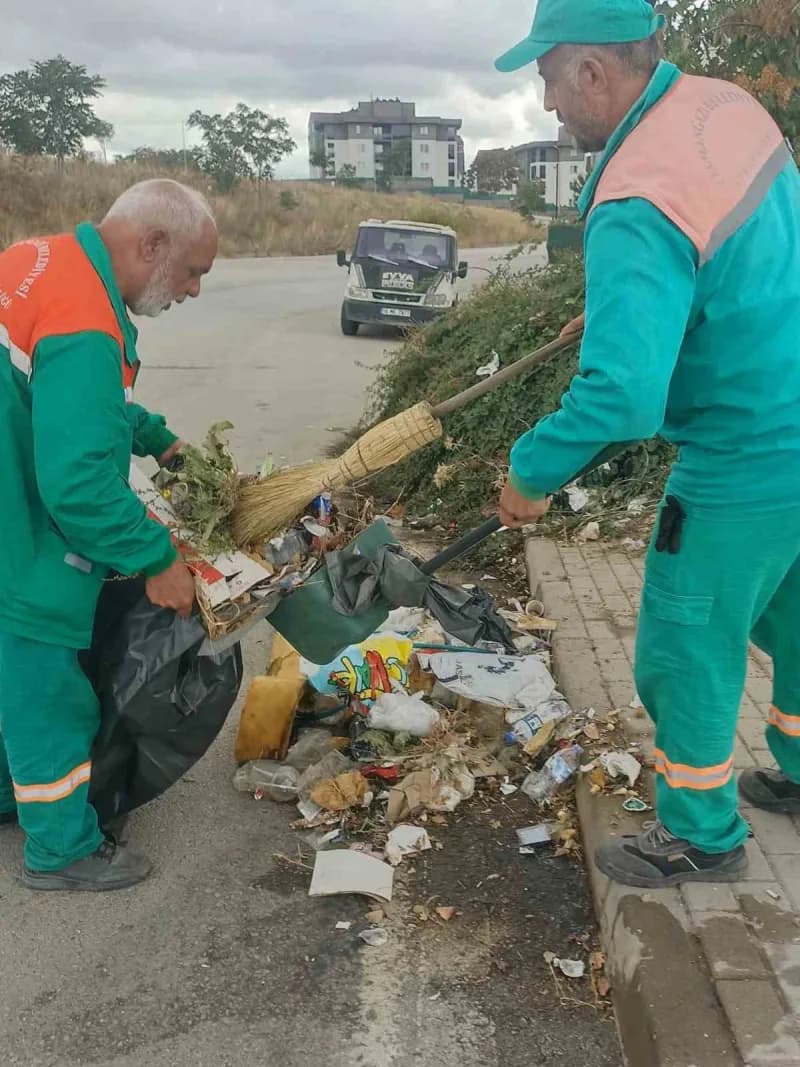 Bursa'da Osmangazi Belediyesi, temizlik hizmetlerini ilçenin ihtiyaçları doğrultusunda kesintisiz şekilde sürdürerek, or