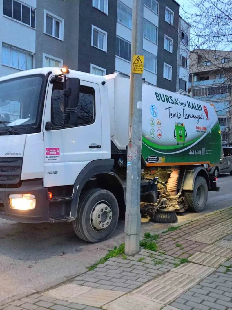 Bursa'da Osmangazi Belediyesi, temizlik hizmetlerini ilçenin ihtiyaçları doğrultusunda kesintisiz şekilde sürdürerek, or
