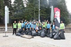 Osmangazi Belediyesi gönüllüleri Uludağ Sarıalan’da çevre temizliği yaparken doğal alanları koruyor