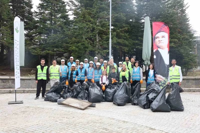 Osmangazi Belediyesi gönüllüleri Uludağ Sarıalan’da çevre temizliği yaparken doğal alanları koruyor