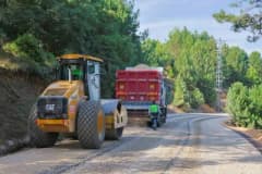 Bursa Osmangazi ilçesinde yol yenileme çalışması yapan iş makineleri ve ekipler
