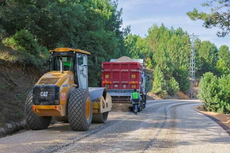 Bursa Osmangazi ilçesinde yol yenileme çalışması yapan iş makineleri ve ekipler