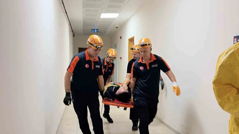 Osmaniye'de 112 Acil Çağrı Merkezi'nde yangın ve kurtarma tatbikatı gerçekleştirildi.
