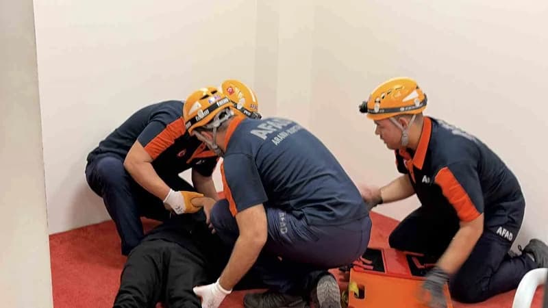 Osmaniye'de 112 Acil Çağrı Merkezi'nde yangın ve kurtarma tatbikatı gerçekleştirildi.