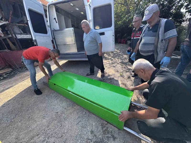Osmaniye’nin Sumbas ilçesinde f.t. Kavga ettiği oğlu Aydın Topbaş’ı tahra ile öldürdü, gelini ve torununu yaraladı.