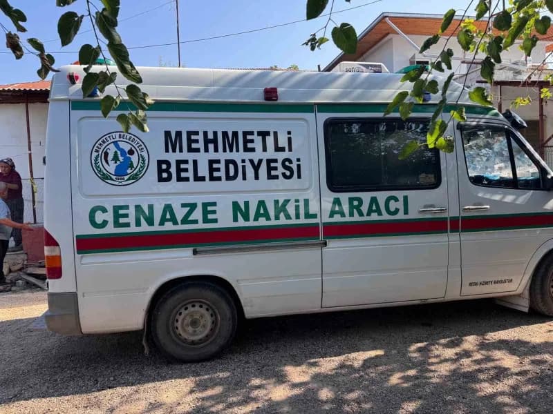 Osmaniye’nin Sumbas ilçesinde f.t. Kavga ettiği oğlu Aydın Topbaş’ı tahra ile öldürdü, gelini ve torununu yaraladı.