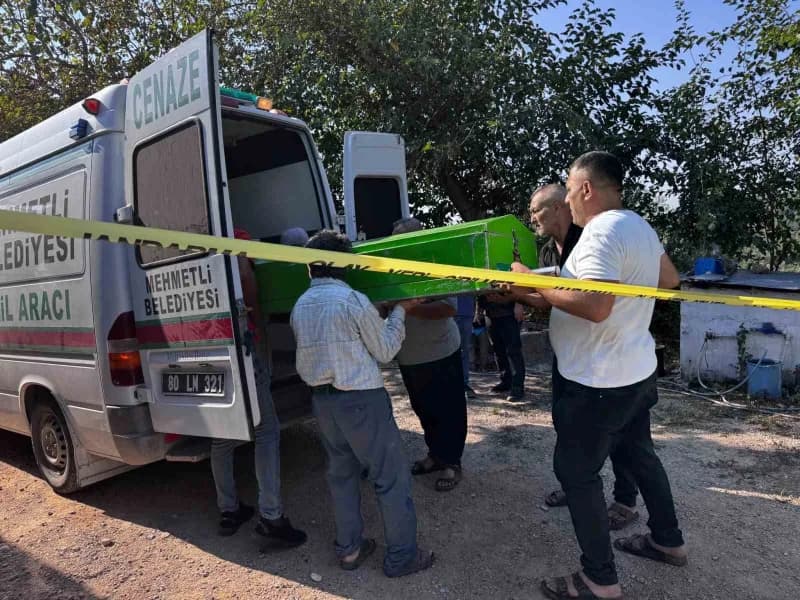 Osmaniye’nin Sumbas ilçesinde f.t. Kavga ettiği oğlu Aydın Topbaş’ı tahra ile öldürdü, gelini ve torununu yaraladı.