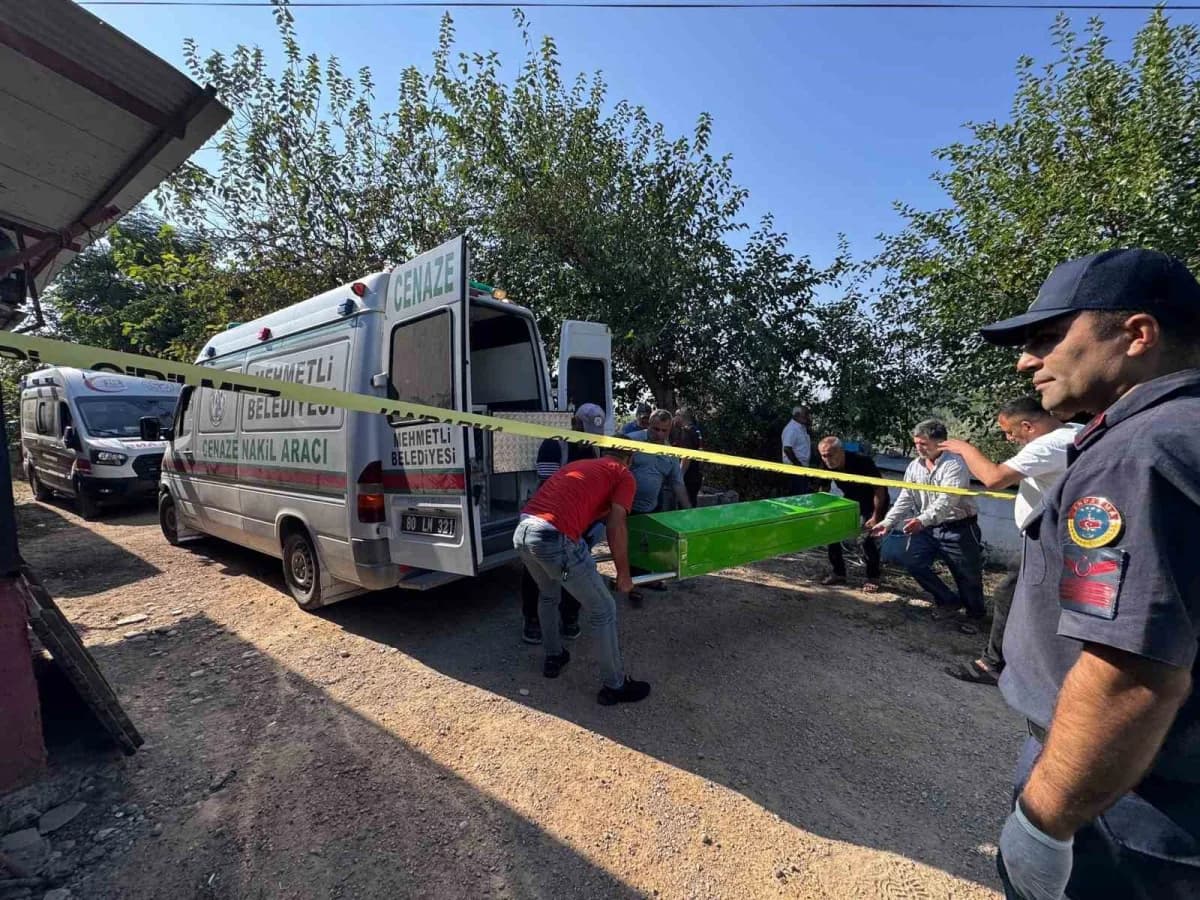 Osmaniye’nin Sumbas ilçesinde f.t. Kavga ettiği oğlu Aydın Topbaş’ı tahra ile öldürdü, gelini ve torununu yaraladı.