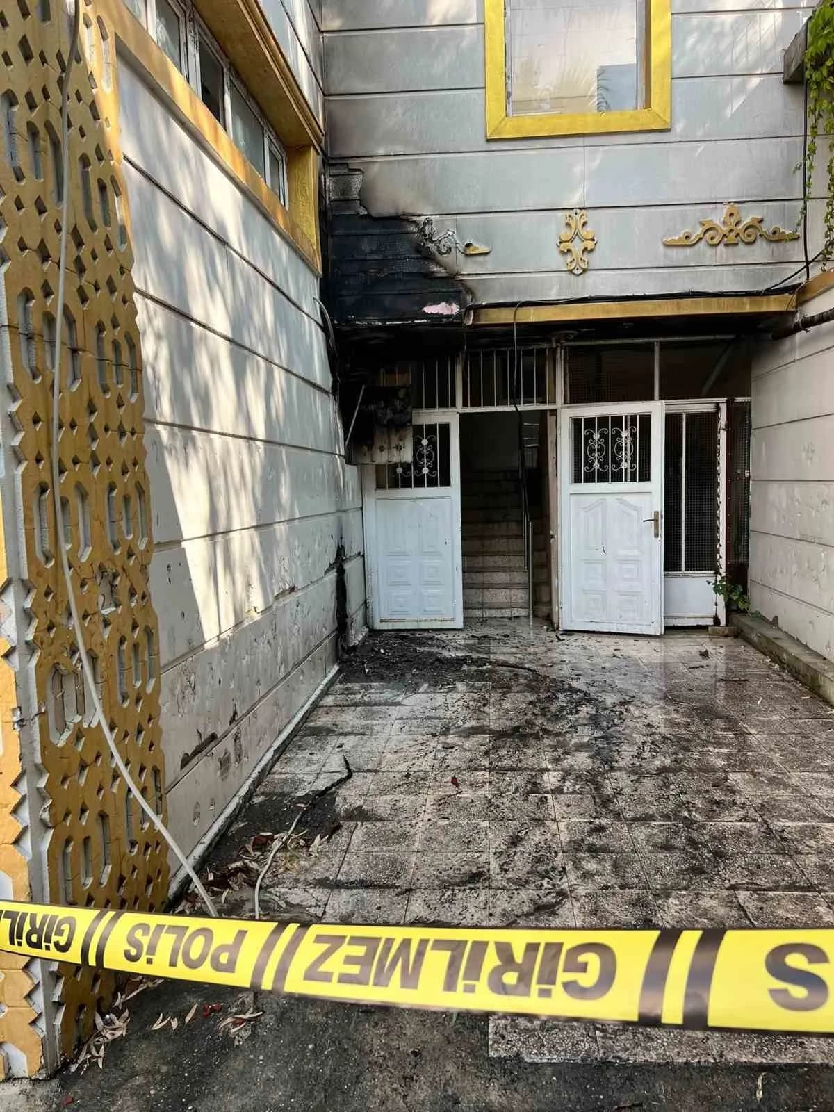 Osmaniye'nin Düziçi ilçesinde bir düğün salonuna ait elektrik kablolarında çıkan yangının ardından elektrik panosunda pa