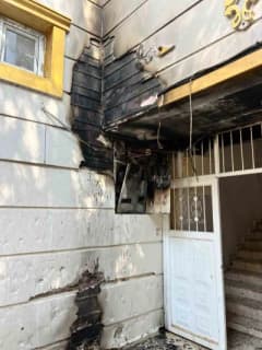 Osmaniye Düziçi ilçesinde bir düğün salonunda çıkan elektrik kablosu yangını sonrası itfaiye ekipleri müdahale ediyor
