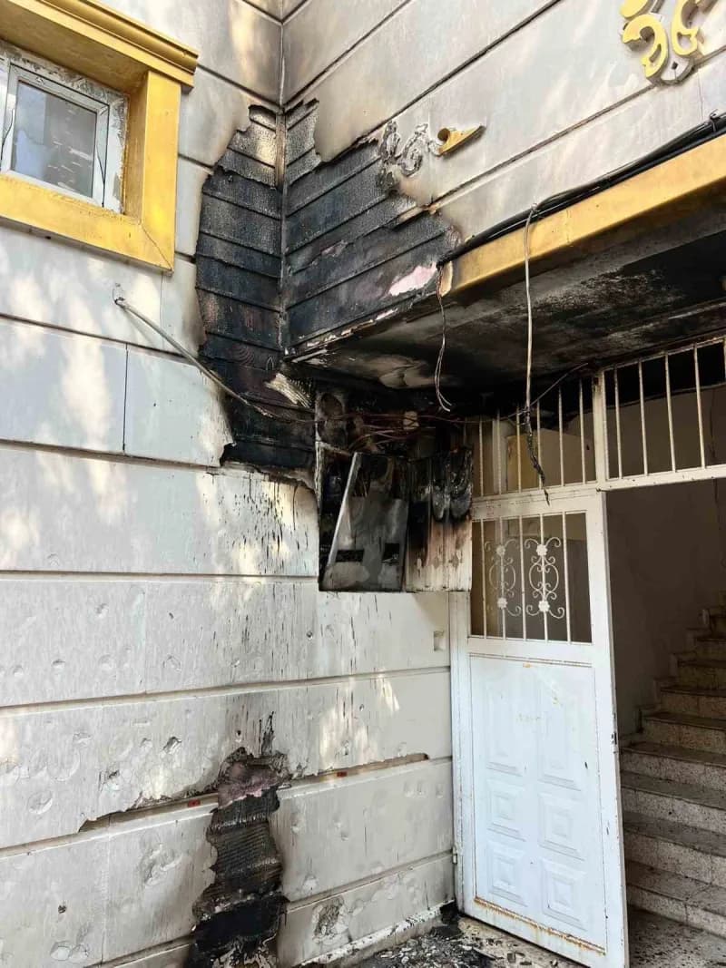 Osmaniye Düziçi ilçesinde bir düğün salonunda çıkan elektrik kablosu yangını sonrası itfaiye ekipleri müdahale ediyor