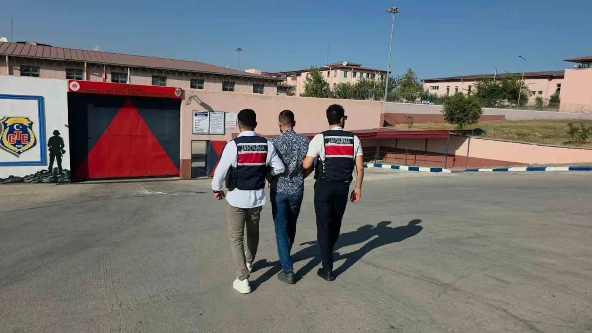 Osmaniye jandarma ekipleri operasyon sırasında suç malzemeleriyle birlikte şüphelileri gözaltına aldı