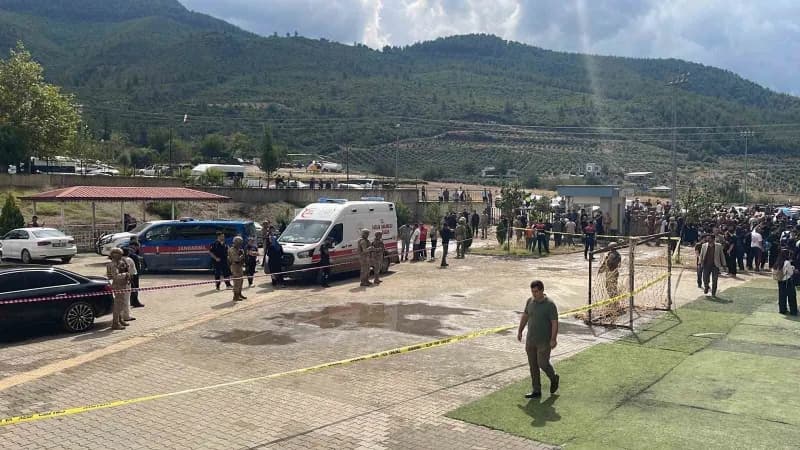 Osmaniye Farabi Anadolu Lisesi önünde polis ve sağlık ekipleri olay yerinde inceleme yapıyor