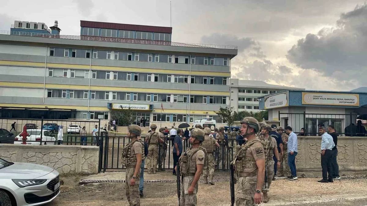 Osmaniye Farabi Anadolu Lisesi önünde polis ve sağlık ekipleri olay yerinde