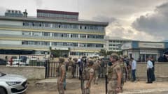 Osmaniye Farabi Anadolu Lisesi önünde polis ve sağlık ekipleri olay yerinde