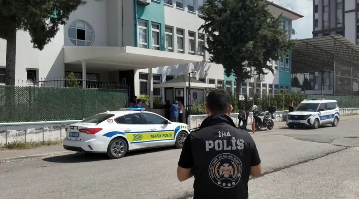 Polis ekipleri, öğrencilerin güvenliğini sağlamak amacıyla okul çevrelerinde denetimlerini artırdı