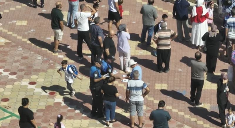 Polis ekipleri, öğrencilerin güvenliğini sağlamak amacıyla okul çevrelerinde denetimlerini artırdı