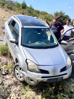 Osmaniye Bahçe ilçesinde yol kenarına devrilen otomobil kazası