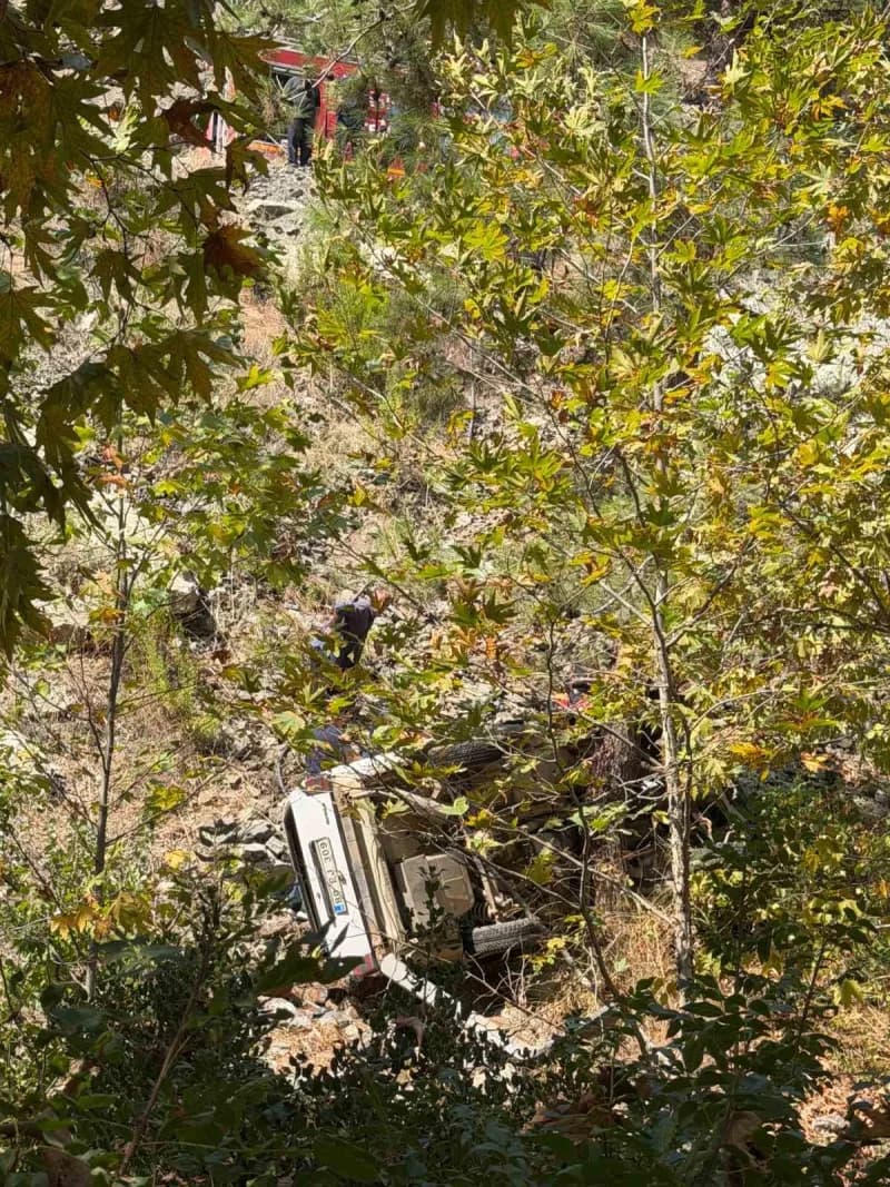 Osmaniye'nin Bahçe ilçesinde sürücüsünün direksiyon hakimiyetini kaybettiği otomobilin yaklaşık 50 metrelik uçuruma yuva