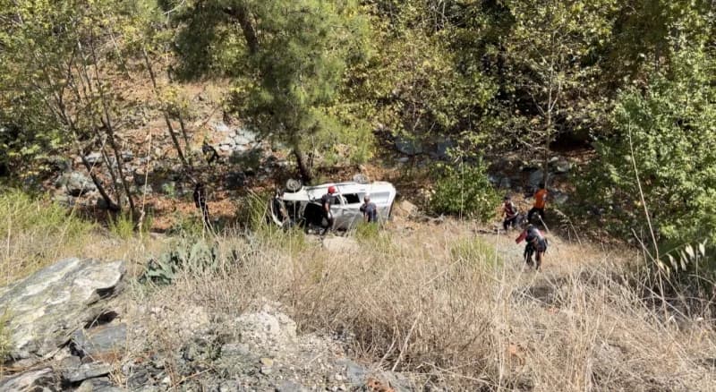 Osmaniye'nin Bahçe ilçesinde sürücüsünün direksiyon hakimiyetini kaybettiği otomobilin yaklaşık 50 metrelik uçuruma yuva