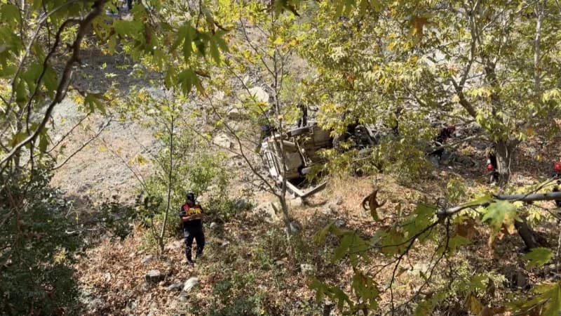Osmaniye'nin Bahçe ilçesinde sürücüsünün direksiyon hakimiyetini kaybettiği otomobilin yaklaşık 50 metrelik uçuruma yuva