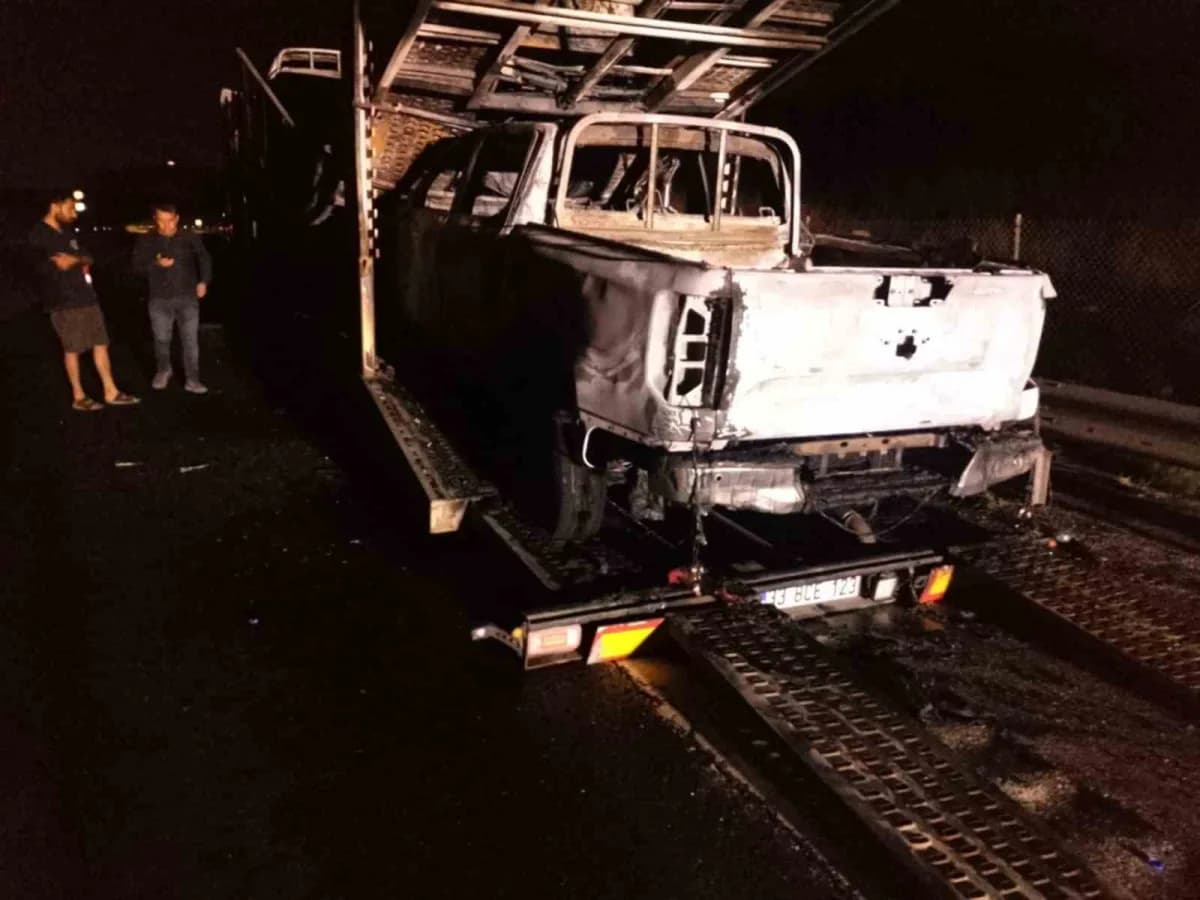 Osmaniye'de otoyolun Düziçi mevkisinde sıfır araç taşıyan tırda çıkan yangında 4 pikap yanarak kullanılamaz hale geldi.