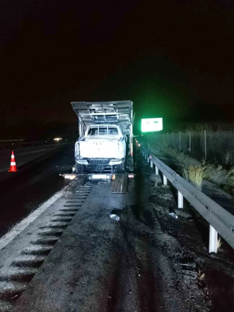 Osmaniye'de otoyolun Düziçi mevkisinde sıfır araç taşıyan tırda çıkan yangında 4 pikap yanarak kullanılamaz hale geldi.