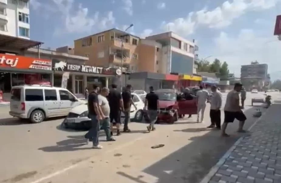 Osmaniye’nin Toprakkale ilçesinde iki otomobilin çarpışması sonucu meydana gelen trafik kazasında 2 kişi yaralandı.
