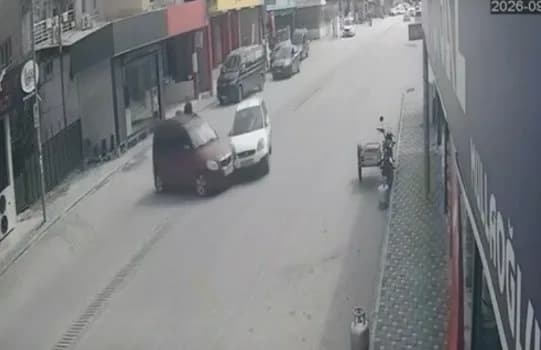 Osmaniye Toprakkale’de iki otomobilin çarpıştığı trafik kazası sonrası olay yeri