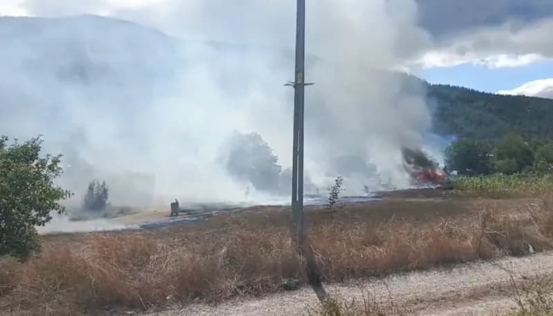 Karabük'ün Safranbolu ilçesinde çıkan ot yangınında alevlerin sıçradığı baraka tamamen yanarak kullanılamaz hale geldi.