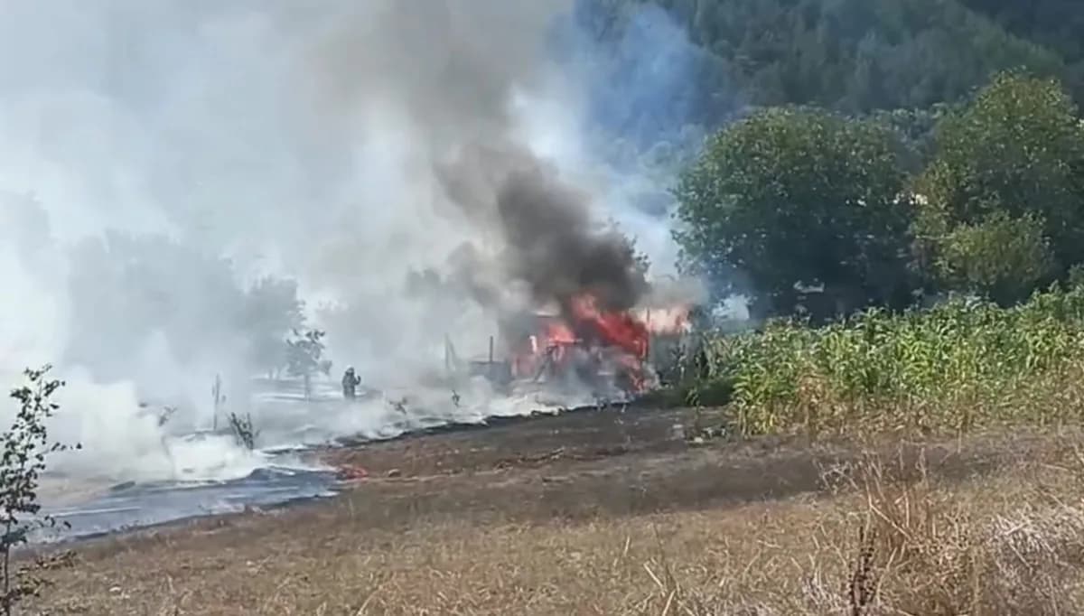 Karabük'ün Safranbolu ilçesinde çıkan ot yangınında alevlerin sıçradığı baraka tamamen yanarak kullanılamaz hale geldi.