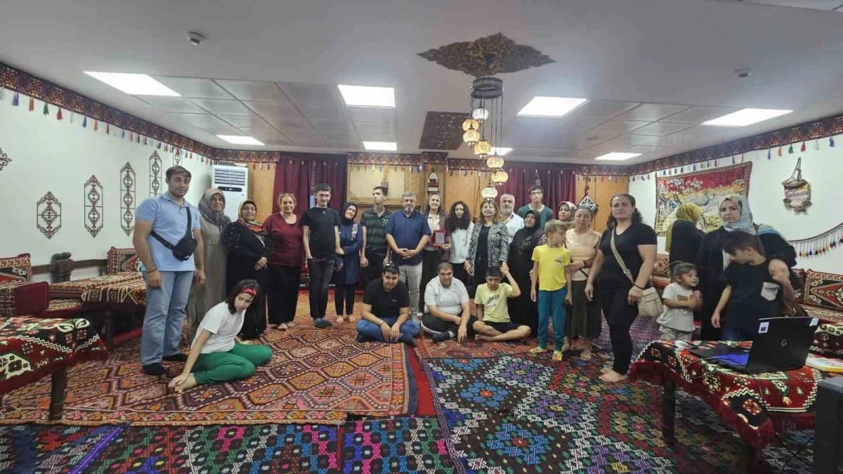 Adıyaman Otizm Derneği tarafından düzenlenen otizmli bireyler ve ailelerine yönelik eğitim semineri katılımcıları