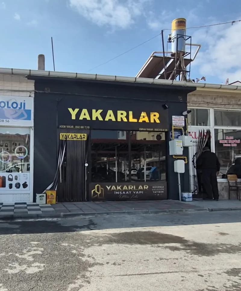 Eskişehir'in Çifteler ilçesinde oto galericilik yapan 25 yaşındaki Emrah Yakar'ın kesici aletle yaralanması sonucu hayat