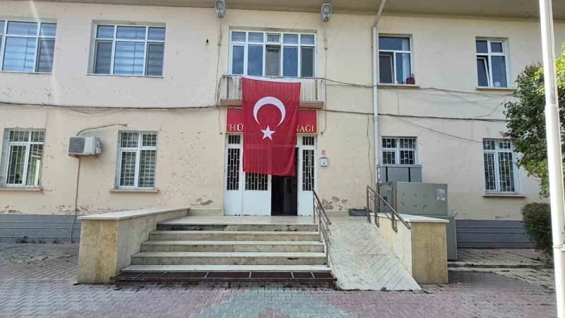 Eskişehir'in Çifteler ilçesinde oto galericilik yapan 25 yaşındaki Emrah Yakar'ın kesici aletle yaralanması sonucu hayat