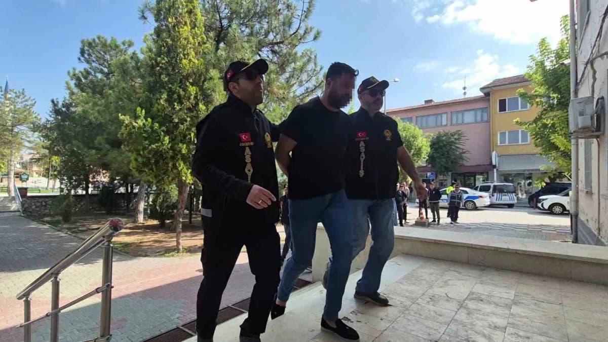 Eskişehir Çifteler ilçesinde oto galerici Emrah Yakar'ın ölümüne ilişkin adliyeye sevk edilen şüphelilerin polis eşliğin