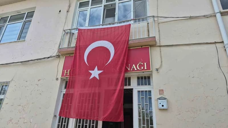 Eskişehir'in Çifteler ilçesinde oto galericilik yapan 25 yaşındaki Emrah Yakar'ın kesici aletle yaralanması sonucu hayat