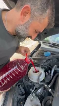 İstanbul otobanda motor suyu biten aracın yanındaki oto tamircisi şalgam suyu kullanıyor