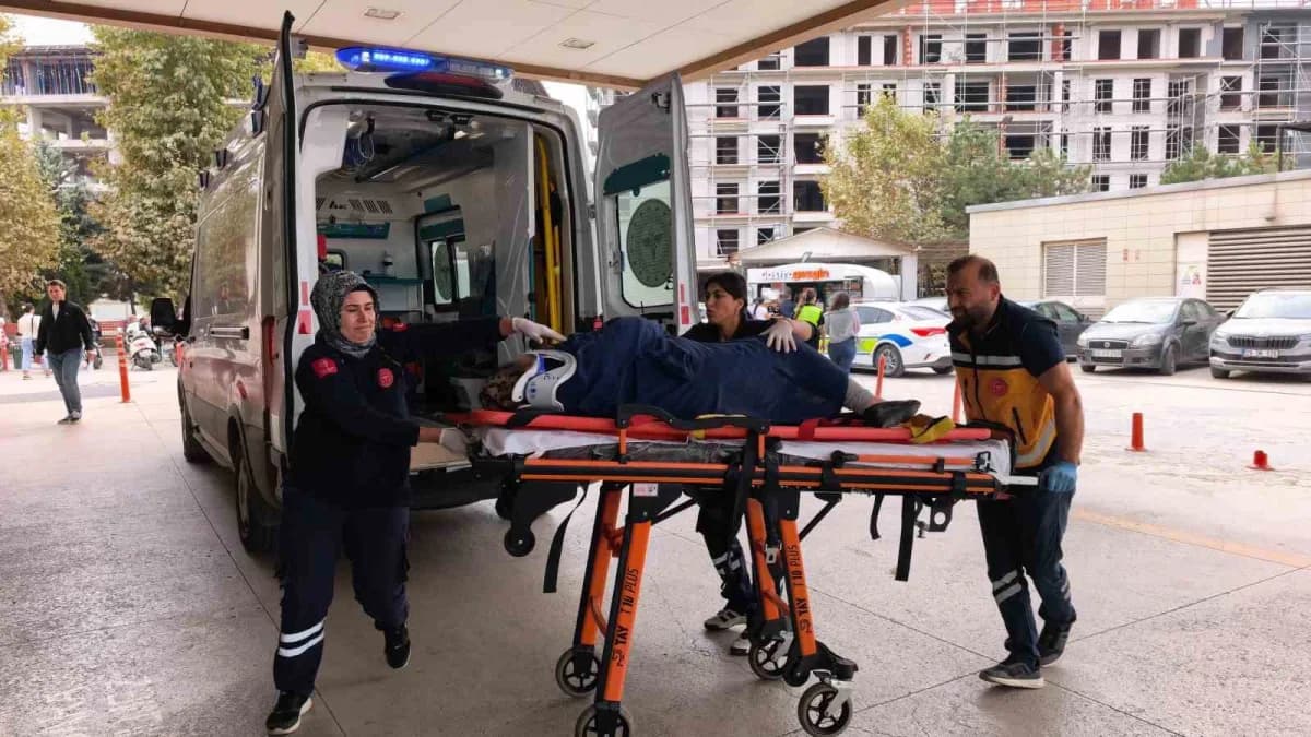 Yaşlı kadın, ambulansla İnegöl Devlet Hastanesi’ne kaldırıldı