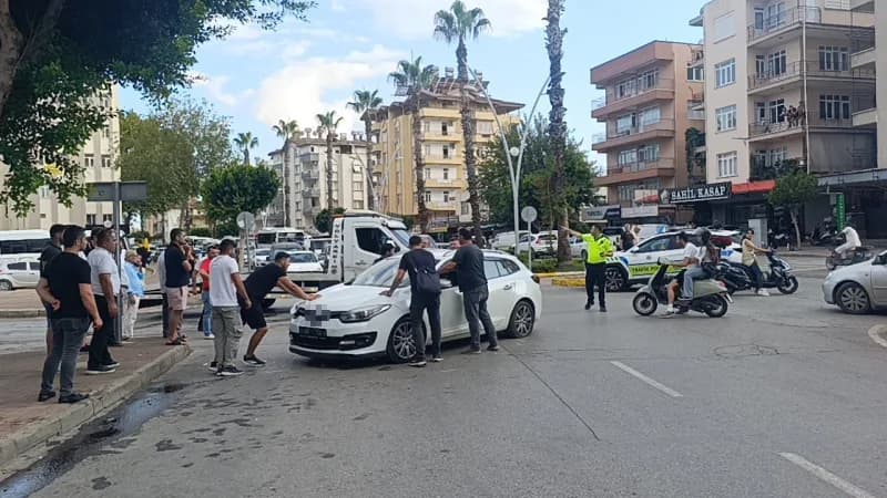 Antalya’nın Manavgat ilçesinde otobüs ile otomobilin çarpışması sonucu meydana gelen Trafik kazasında, otobüs sürücüsü i