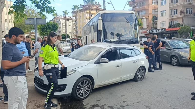 Antalya’nın Manavgat ilçesinde otobüs ile otomobilin çarpışması sonucu meydana gelen Trafik kazasında, otobüs sürücüsü i