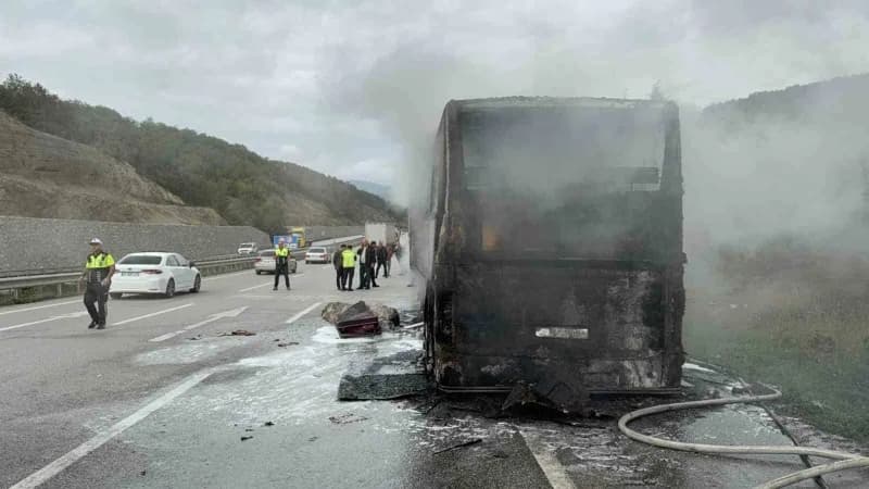Samsun’un Kavak ilçesinde seyir halindeki yolcu otobüsünde çıkan yangın, sürücünün dumanları fark ederek aracı yol kenar