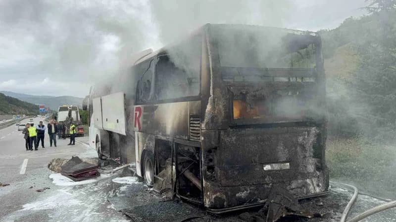 Samsun’un Kavak ilçesinde seyir halindeki yolcu otobüsünde çıkan yangın, sürücünün dumanları fark ederek aracı yol kenar