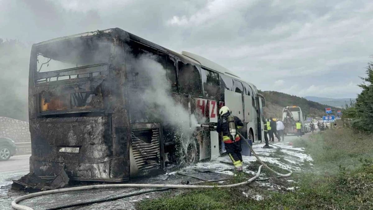 Samsun’un Kavak ilçesinde seyir halindeki yolcu otobüsünde çıkan yangın, sürücünün dumanları fark ederek aracı yol kenar