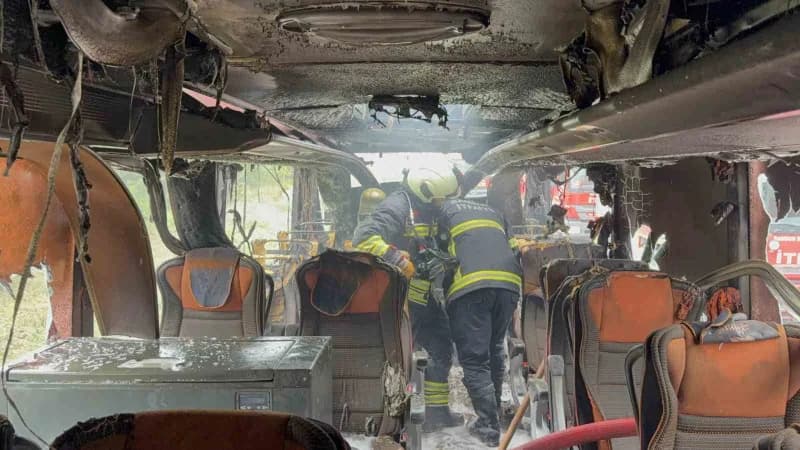 Samsun’un Kavak ilçesinde seyir halindeki yolcu otobüsünde çıkan yangın, sürücünün dumanları fark ederek aracı yol kenar