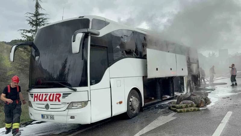 Samsun’un Kavak ilçesinde seyir halindeki yolcu otobüsünde çıkan yangın, sürücünün dumanları fark ederek aracı yol kenar