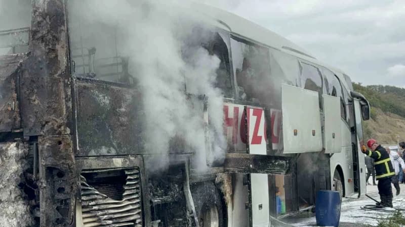 Samsun’un Kavak ilçesinde seyir halindeki yolcu otobüsünde çıkan yangın, sürücünün dumanları fark ederek aracı yol kenar