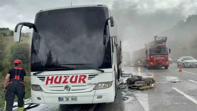 Samsun’un Kavak ilçesinde seyir halindeki yolcu otobüsünde çıkan yangın, sürücünün dumanları fark ederek aracı yol kenar
